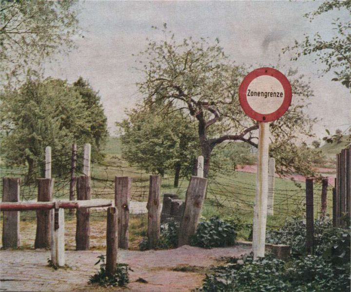 Der Schlagbaum an der Zonengrenze in Hohnsleben.